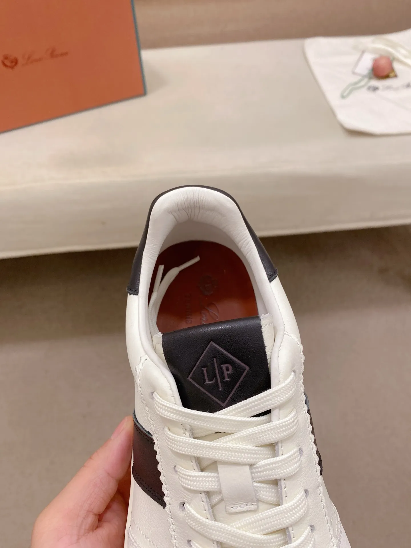 Men's shoes💰: 580💰🔥𝐥𝐨𝐫𝐨 𝐏𝐢𝐚𝐧𝐚 lp classic loafers, an Italian treasure brand, the only brand that can match Hermès! Only after wearing it do we realize that we can’t live up to our feet. The upper is made of imported first-layer cowhide with breathable fly-knit fabric, water-dyed cowhide foot pads, and the official original glass rubber outsole and pendant. Exclusive original packaging (tag ➕ brand paper ➕ outer box ➕ hand bag) code number: 38-44. Can be customized 45-46